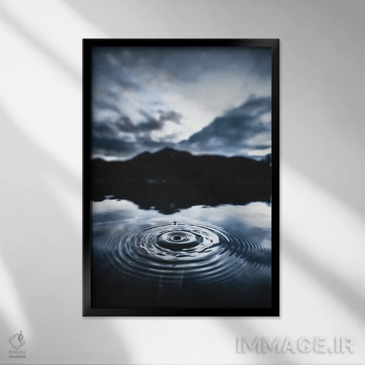 تابلو دکوراتیو قطره آبی اثر لوکاس مور - نمای قابدار مشکی