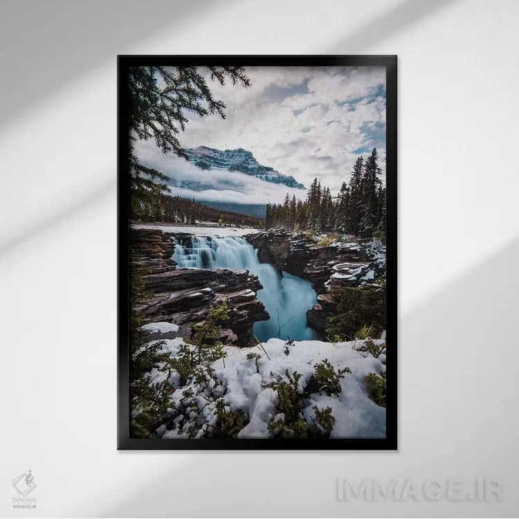 تابلو دکوراتیو آبشار زمستانی اثر لوکاس مور - نمای قابدار مشکی