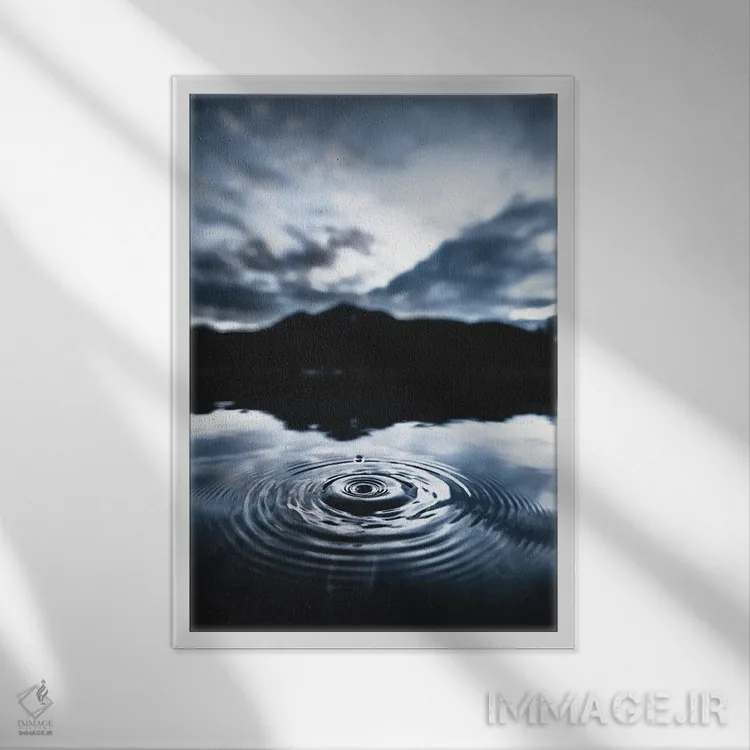 تابلو دکوراتیو قطره آبی اثر لوکاس مور - نمای قابدار سفید