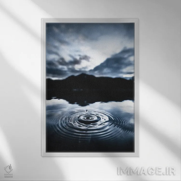 تابلو دکوراتیو قطره آبی اثر لوکاس مور - نمای قابدار سفید