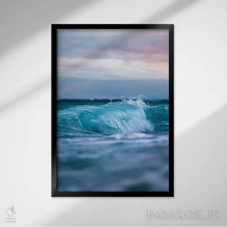 تابلو دکوراتیو امواج آبی اثر لوکاس مور - نمای قابدار مشکی