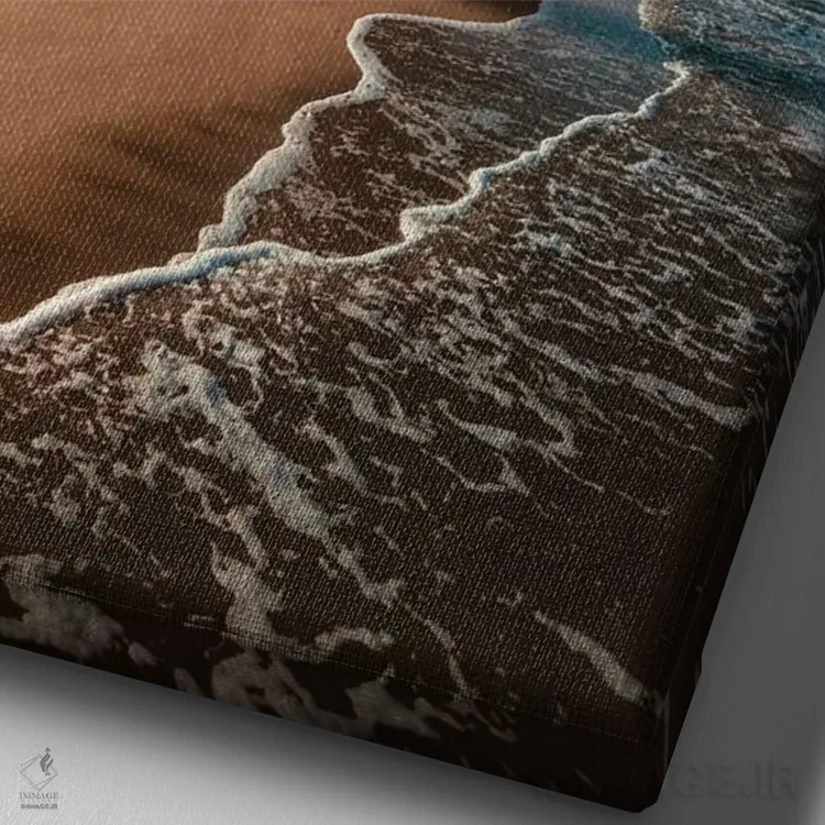 تابلو دکوراتیو پیاده روی صبحگاهی کنار ساحل اثر لوکاس مور - نمای نزدیک بافت بوم