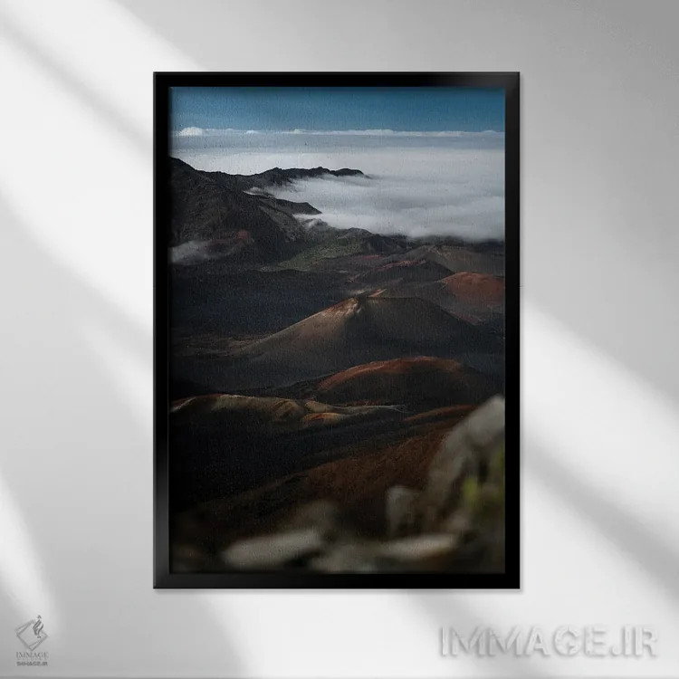 تابلو دکوراتیو در دهانه آتشفشان اثر لوکاس مور - نمای قابدار مشکی