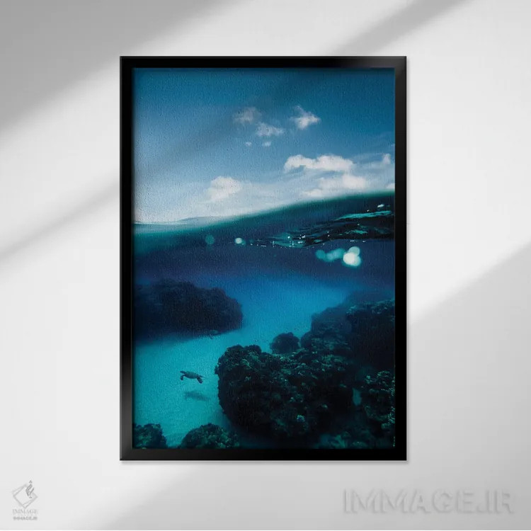 تابلو دکوراتیو دریای آبی عمیق اثر لوکاس مور - نمای قابدار مشکی