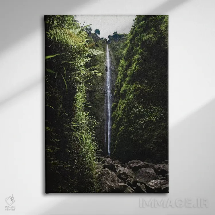 تابلو دکوراتیو آبشار سرسبز اثر لوکاس مور - نمای روبهرو روی دیوار