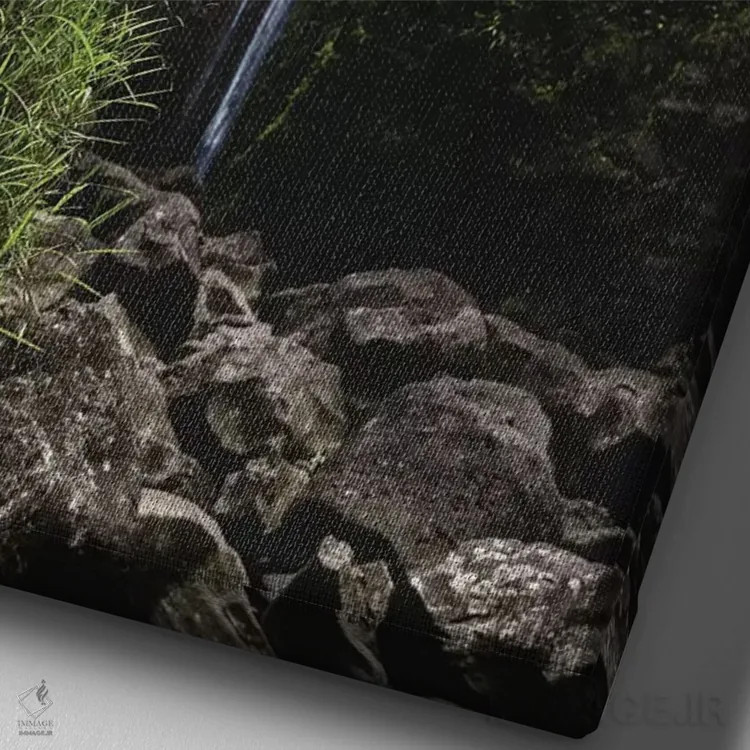 تابلو دکوراتیو آبشار سرسبز اثر لوکاس مور - نمای نزدیک بافت بوم