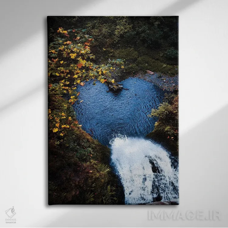 تابلو دکوراتیو عشق به طبیعت اثر لوکاس مور - نمای روبهرو روی دیوار