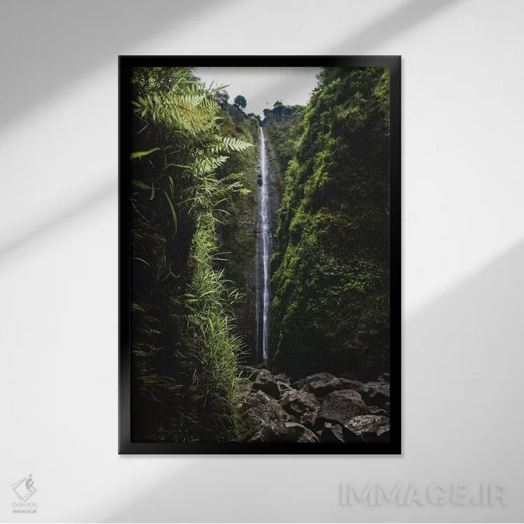 تابلو دکوراتیو آبشار سرسبز اثر لوکاس مور - نمای قابدار مشکی