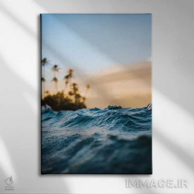 تابلو دکوراتیو در دریا اثر لوکاس مور - نمای روبهرو روی دیوار