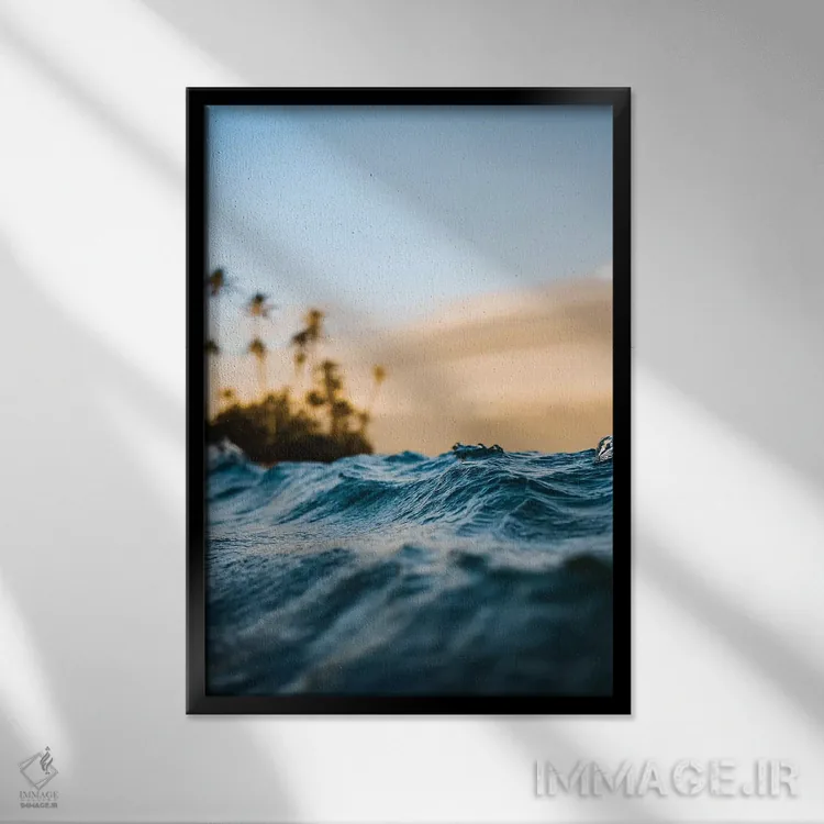 تابلو دکوراتیو در دریا اثر لوکاس مور - نمای قابدار مشکی