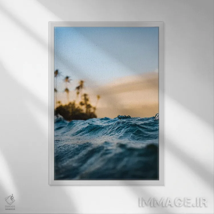 تابلو دکوراتیو در دریا اثر لوکاس مور - نمای قابدار سفید