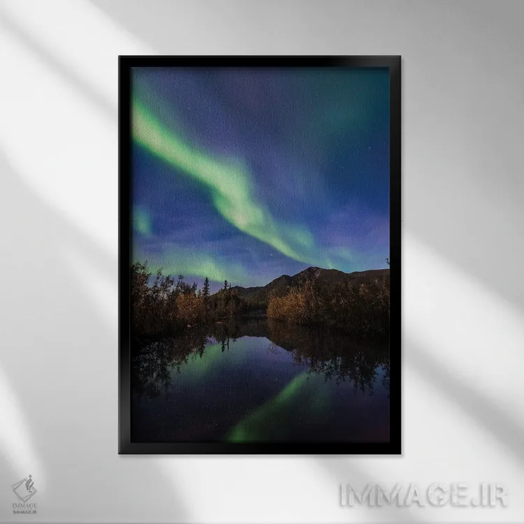 تابلو دکوراتیو انعکاس شفق قطبی اثر لوکاس مور - نمای قابدار مشکی