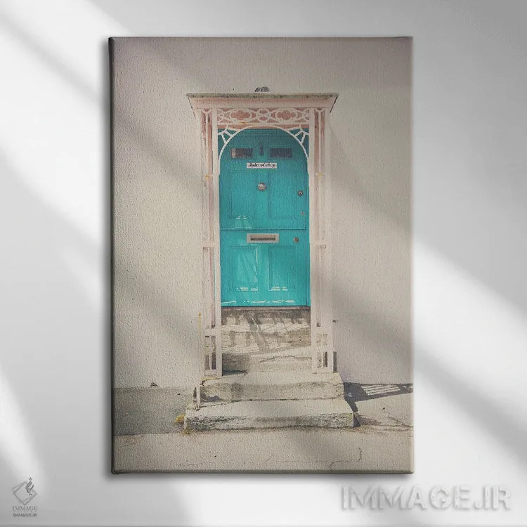 تابلو دکوراتیو در سبز نعنایی و ساختمان صورتی اثر لورا ایوانز - نمای روبهرو روی دیوار