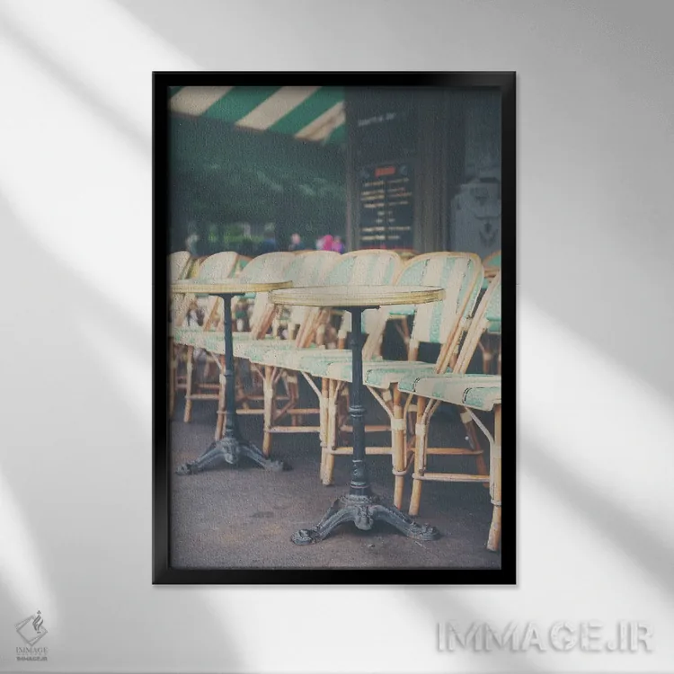 تابلو دکوراتیو میز و صندلی ها اثر لورا ایوانز - نمای قابدار مشکی
