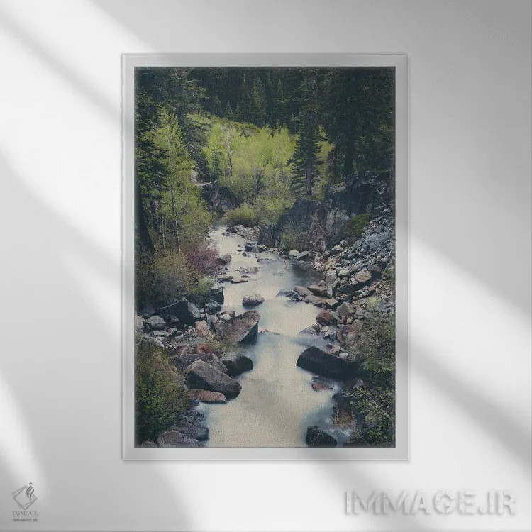 تابلو دکوراتیو رودخانه کوهستانی در میان درختان بالای دریاچه تاهو جاری است اثر لورا ایوانز - نمای قابدار سفید