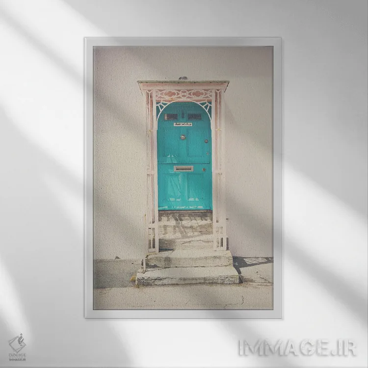 تابلو دکوراتیو در سبز نعنایی و ساختمان صورتی اثر لورا ایوانز - نمای قابدار سفید