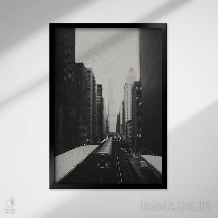 تابلو دکوراتیو قطار L در منطقه ساوت لوپ شیکاگو اثر لورا ایوانز - نمای قابدار مشکی