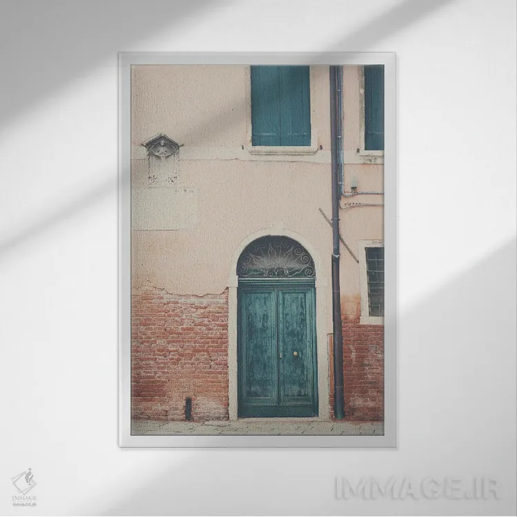 تابلو دکوراتیو دری سبز در ونیز اثر لورا ایوانز - نمای قابدار سفید