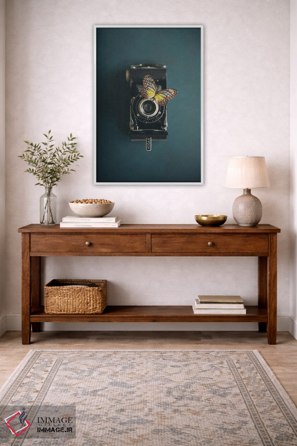 تابلو دکوراتیو یک دوربین قدیمی و یک پروانه اثر لورا ایوانز - D2W