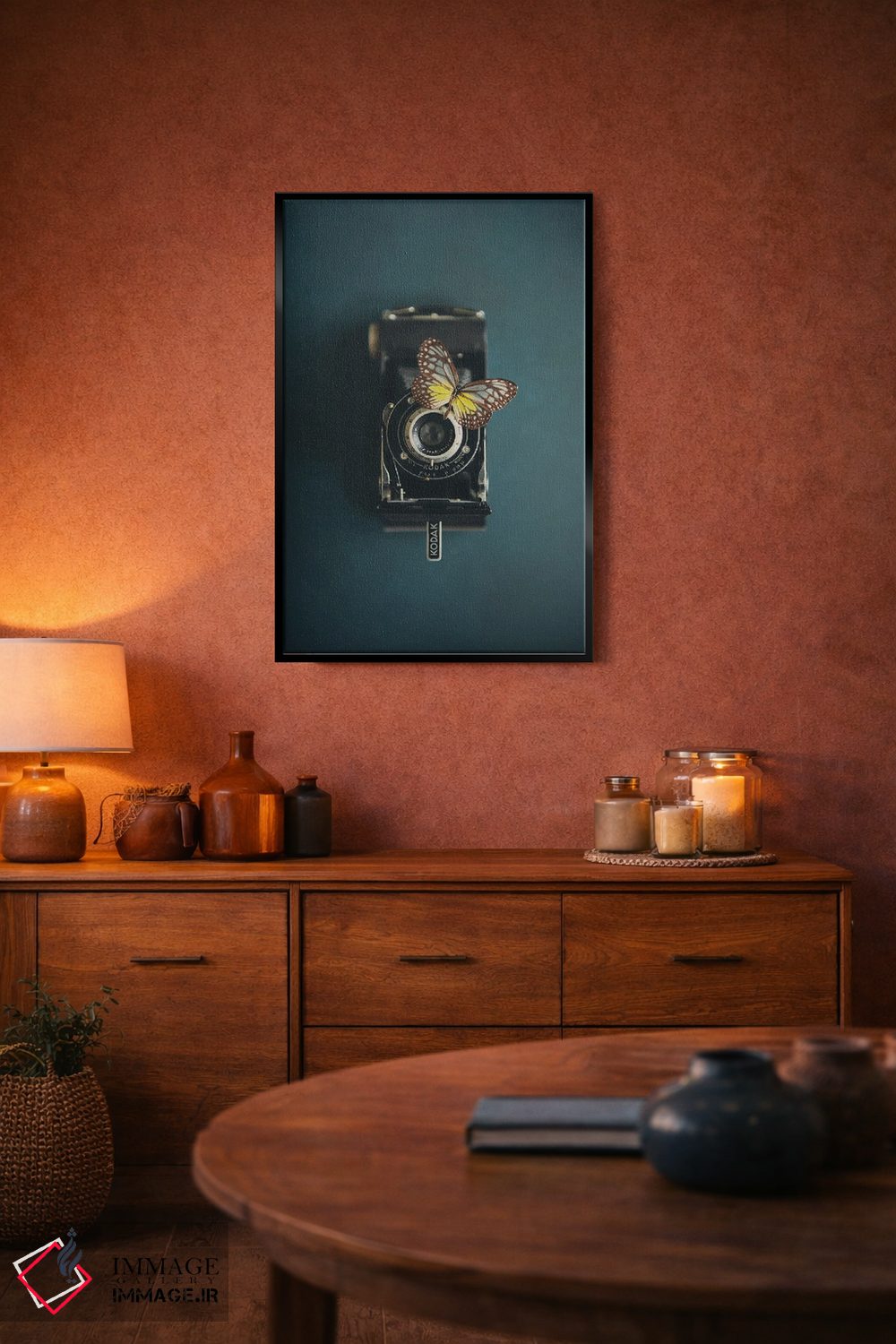تابلو دکوراتیو یک دوربین قدیمی و یک پروانه اثر لورا ایوانز - D5B