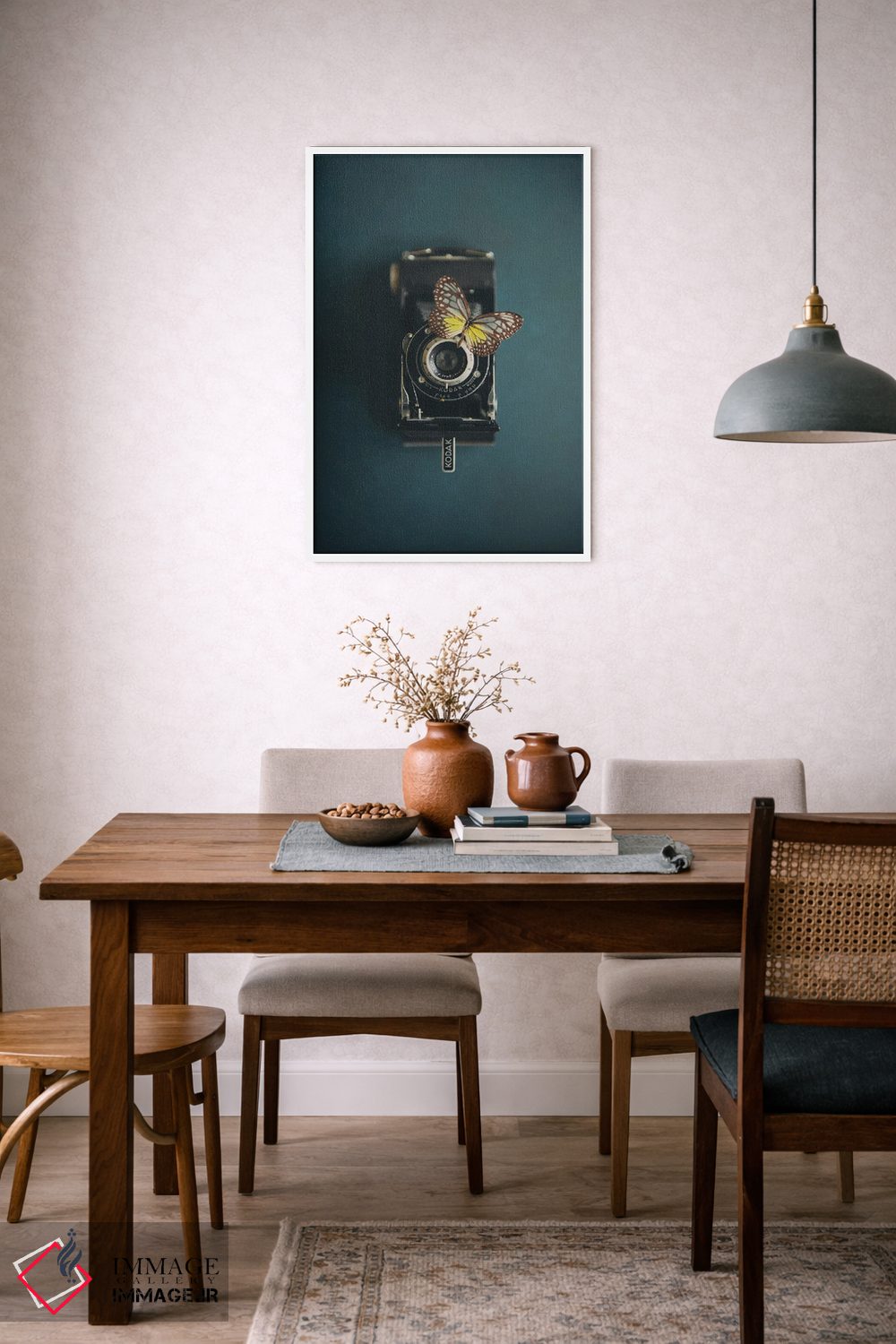 تابلو دکوراتیو یک دوربین قدیمی و یک پروانه اثر لورا ایوانز - D6W