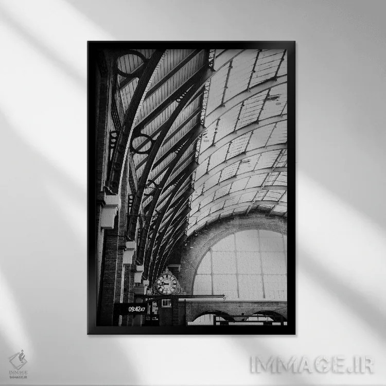 تابلو مدرن ایستگاه کینگز کراس اثر لورا ایوانز - نمای قابدار مشکی