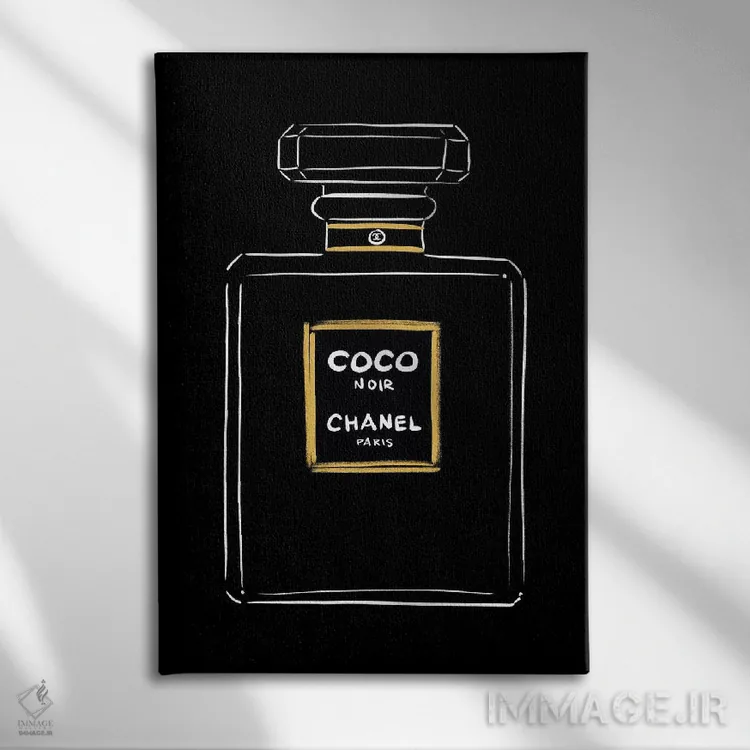 تابلو دکوراتیو شنل کوکو نوآر اثر لا فم ژوژو - نمای روبهرو روی دیوار