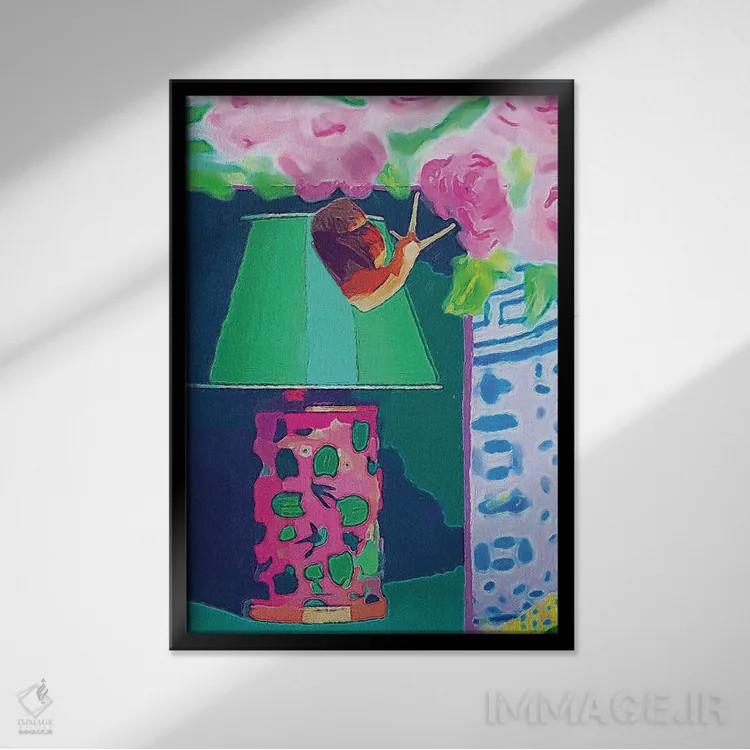 تابلو دکوراتیو حلزون روی زمینه صورتی و سبز اثر لوسی کلیمنکو - نمای قابدار مشکی