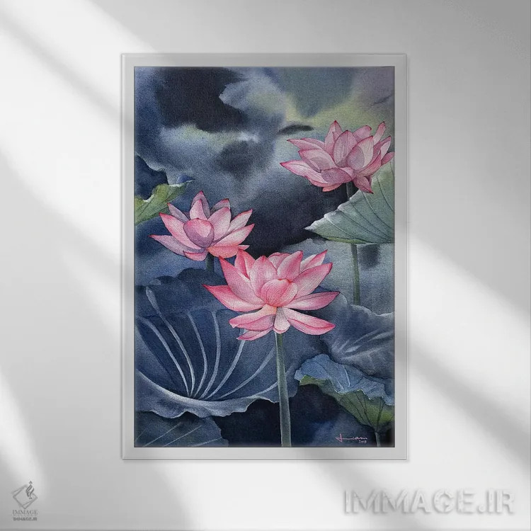 تابلو دکوراتیو نیلوفر آبی ۳ اثر لیام کوموات - نمای قابدار سفید