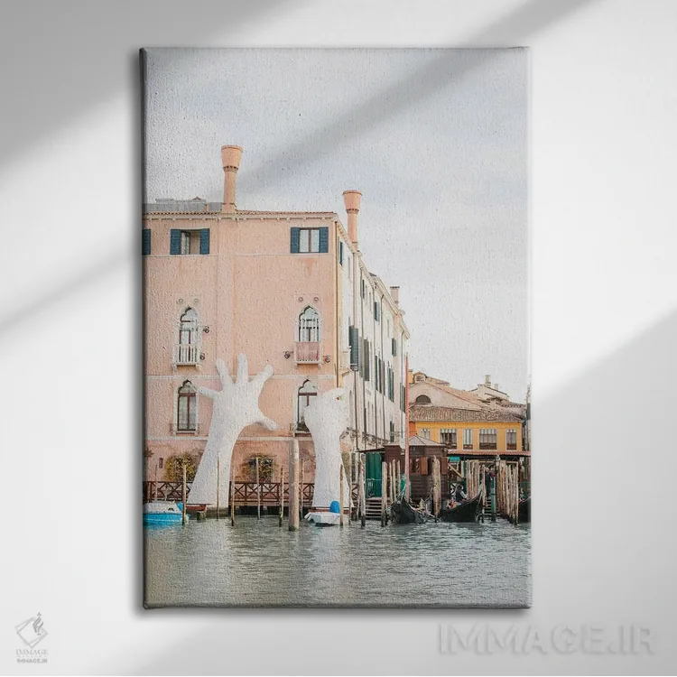 تابلو دکوراتیو Venice, Italy,دست ها روی ساختمان، ونیز، ایتالیا اثر لاولی لیتل هوم کو - نمای روبهرو روی دیوار