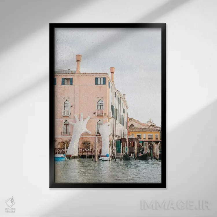تابلو دکوراتیو Venice, Italy,دست ها روی ساختمان، ونیز، ایتالیا اثر لاولی لیتل هوم کو - نمای قابدار مشکی