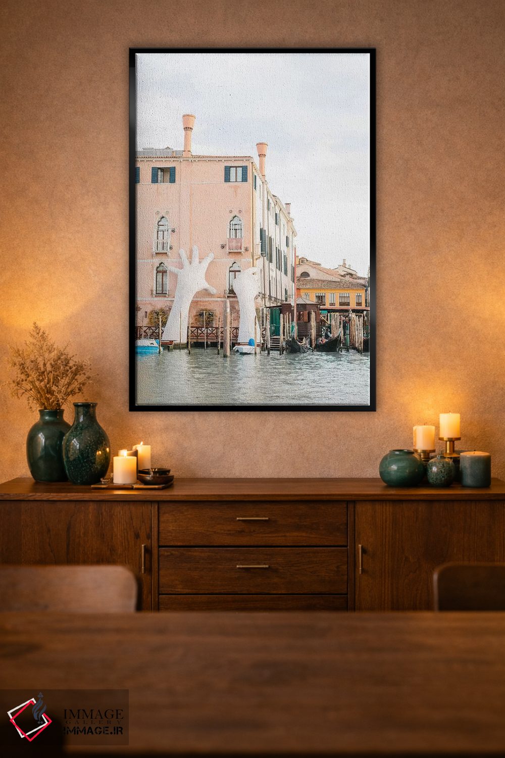 تابلو دکوراتیو Venice, Italy,دست ها روی ساختمان، ونیز، ایتالیا اثر لاولی لیتل هوم کو - D2B