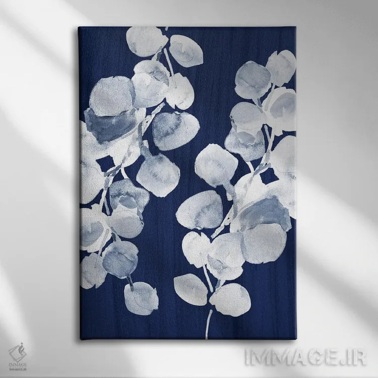 تابلو انتزاعی "برگ های اکالیپتوس روی سرمه ای" اثر لینی لورث - نمای روبهرو روی دیوار