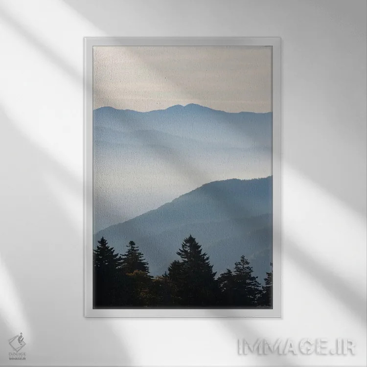 تابلو دکوراتیو "کوه های آبی مه آلود" اثر لری دیتر - نمای قابدار سفید