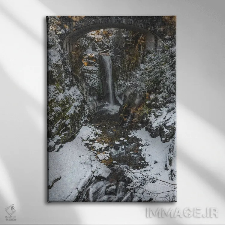 تابلو دکوراتیو آبشار کریستین، زمستان ۲۰۲۰ اثر لوئیس راث - نمای روبهرو روی دیوار