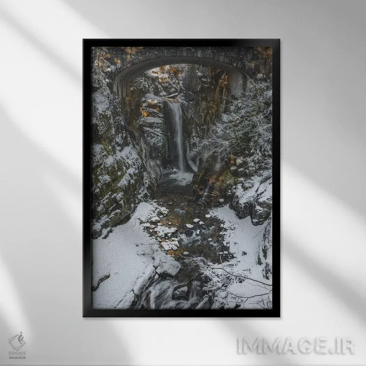 تابلو دکوراتیو آبشار کریستین، زمستان ۲۰۲۰ اثر لوئیس راث - نمای قابدار مشکی