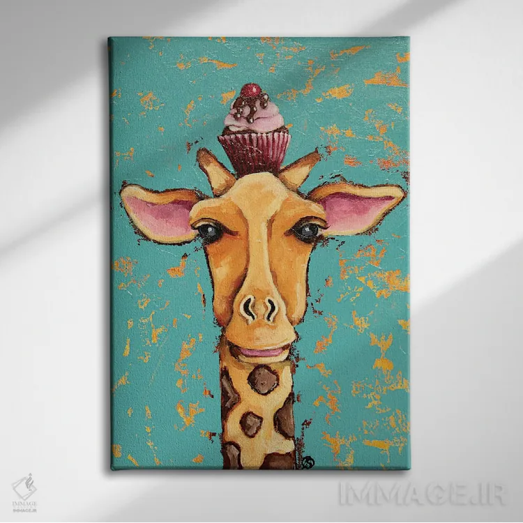 تابلو دکوراتیو زرافه با گیلاس روی سر اثر لوسیا استوارت - نمای روبهرو روی دیوار