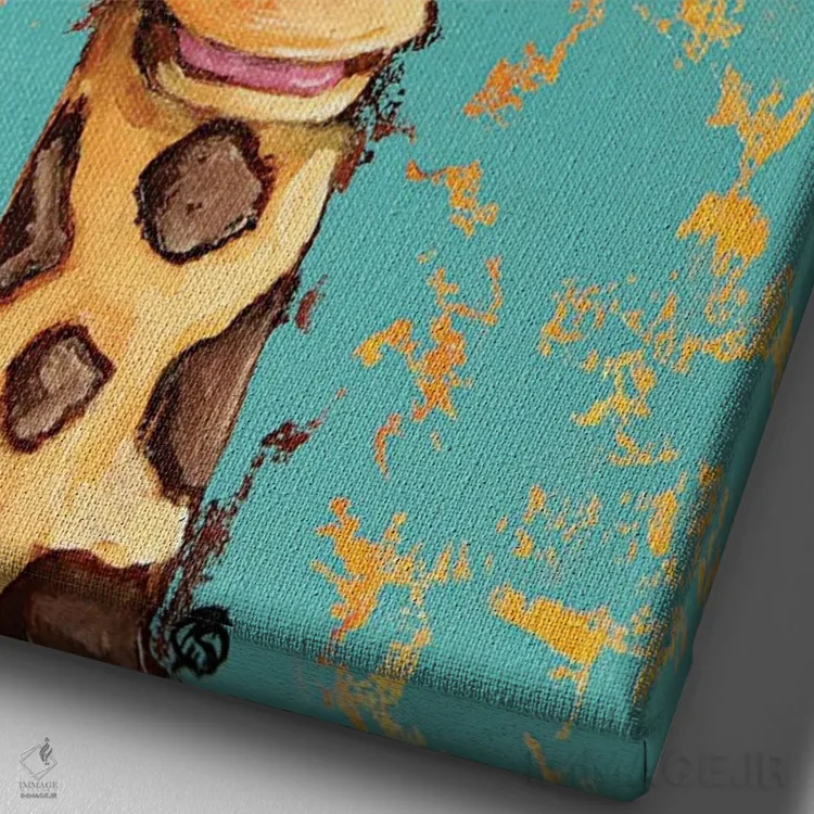 تابلو دکوراتیو زرافه با گیلاس روی سر اثر لوسیا استوارت - نمای نزدیک بافت بوم