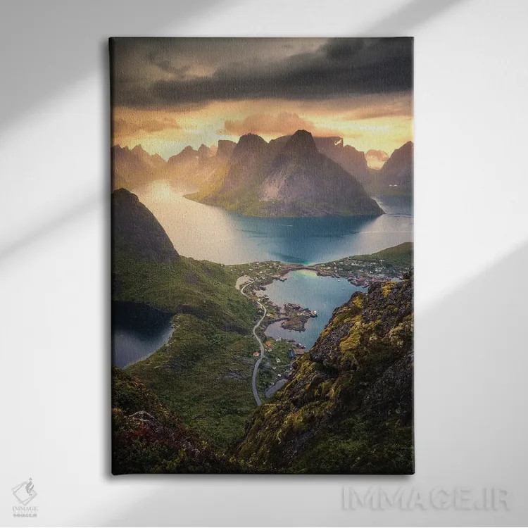 تابلو دکوراتیو رینه بریگن اثر لاری لوهی - نمای روبهرو روی دیوار