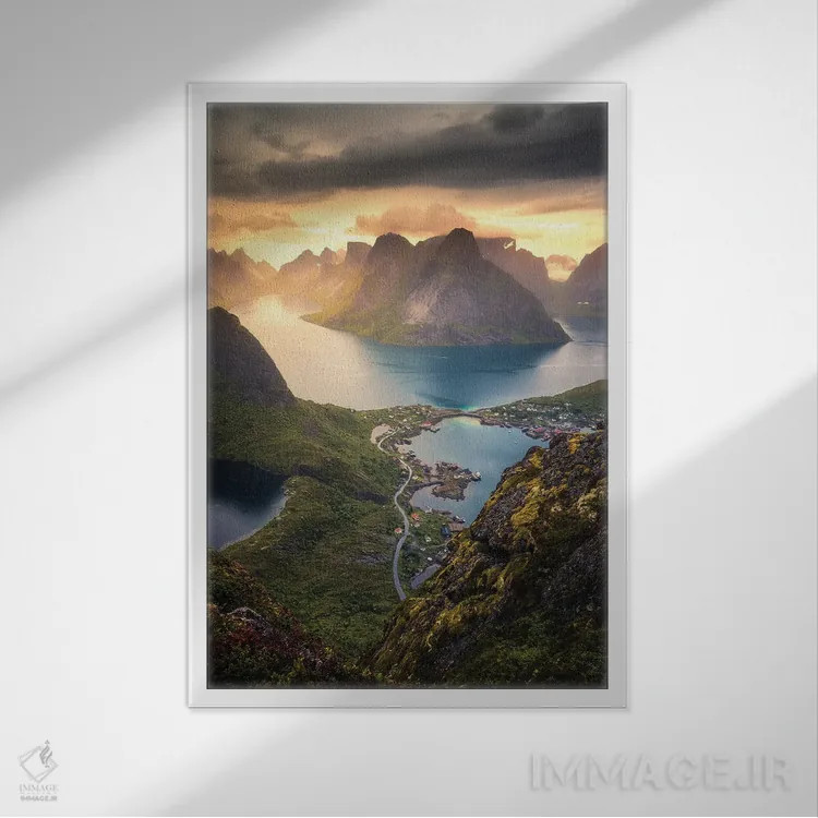 تابلو دکوراتیو رینه بریگن اثر لاری لوهی - نمای قابدار سفید