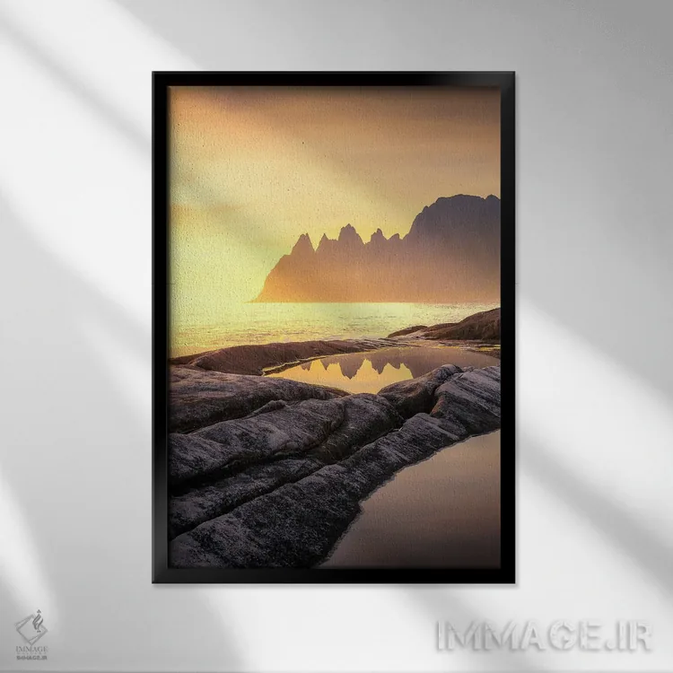 تابلو دکوراتیو خورشید نیمه شب در سنیا اثر لاری لوهی - نمای قابدار مشکی