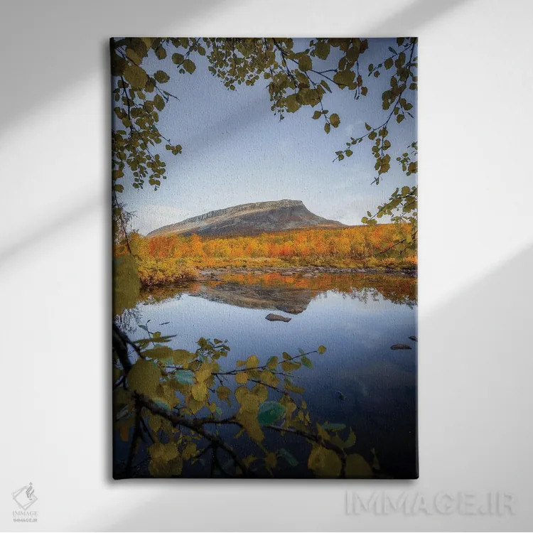 تابلو دکوراتیو کوه سائانا در پاییز اثر لاری لوهی - نمای روبهرو روی دیوار