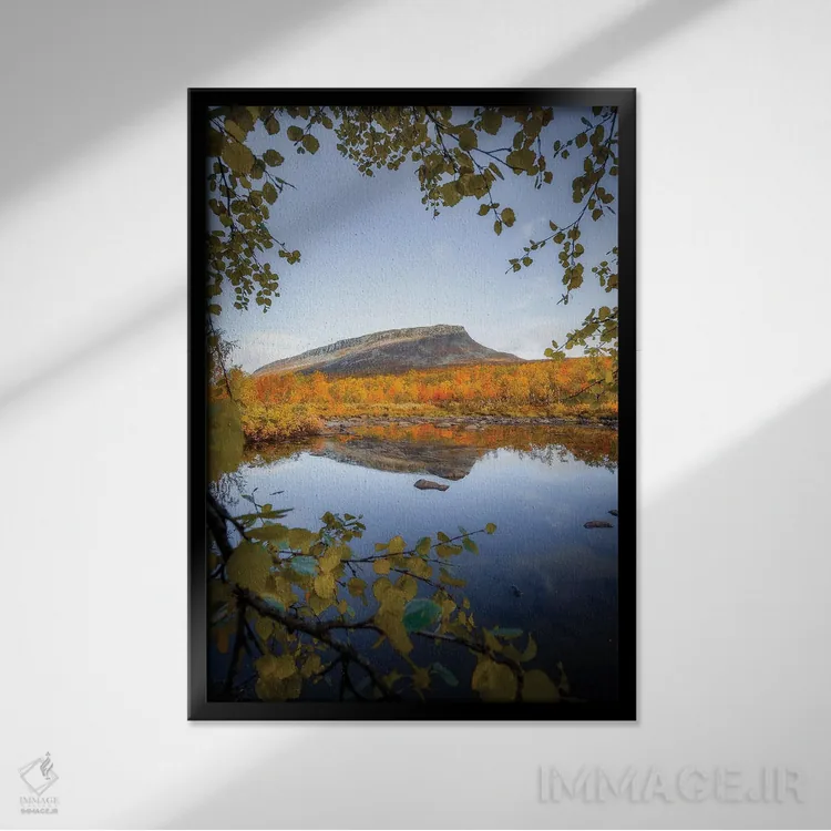 تابلو دکوراتیو کوه سائانا در پاییز اثر لاری لوهی - نمای قابدار مشکی