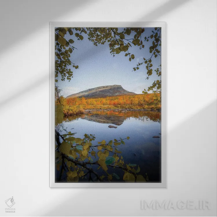 تابلو دکوراتیو کوه سائانا در پاییز اثر لاری لوهی - نمای قابدار سفید