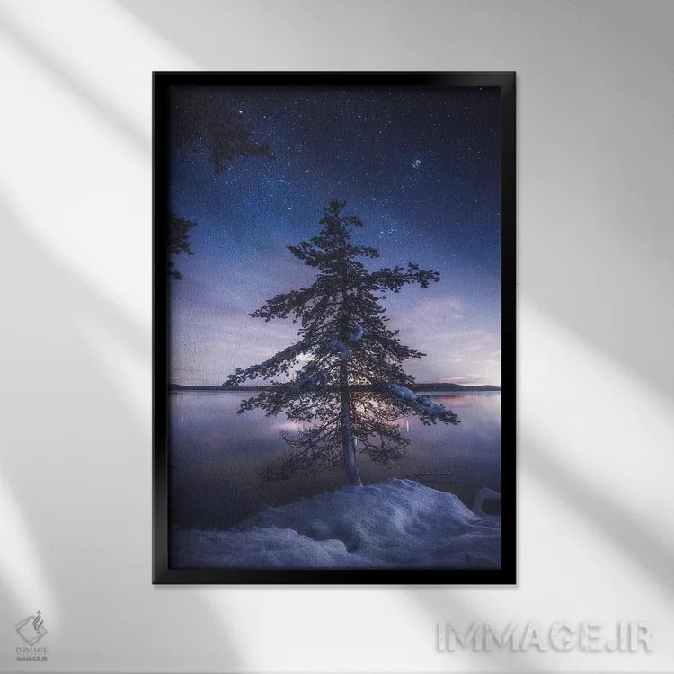 تابلو دکوراتیو اولین برف زیر ستارگان اثر لاری لوهی - نمای قابدار مشکی