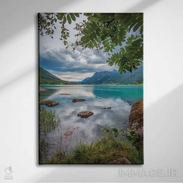 تابلو دکوراتیو روز تابستانی در نروژ اثر لاری لوهی - نمای روبهرو روی دیوار