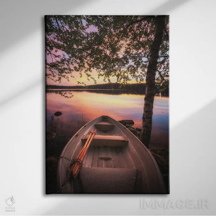 تابلو دکوراتیو قایق در دریاچه اثر لاری لوهی - نمای روبهرو روی دیوار