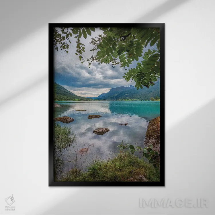 تابلو دکوراتیو روز تابستانی در نروژ اثر لاری لوهی - نمای قابدار مشکی