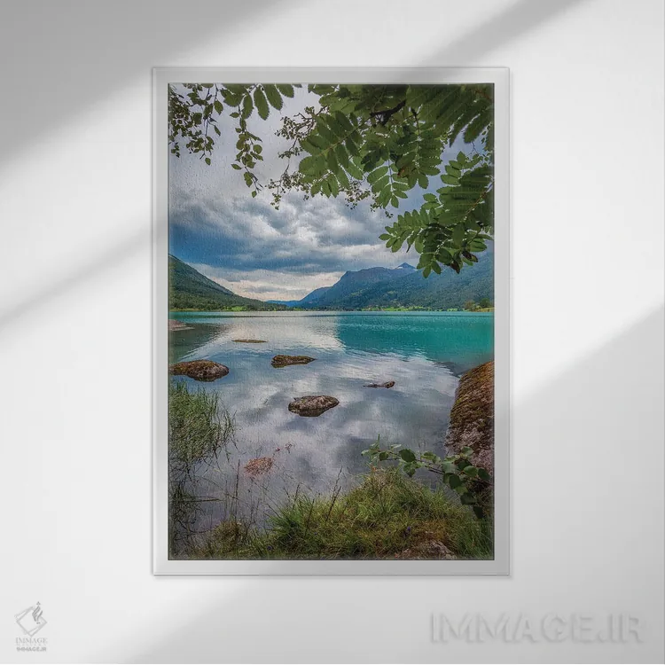 تابلو دکوراتیو روز تابستانی در نروژ اثر لاری لوهی - نمای قابدار سفید