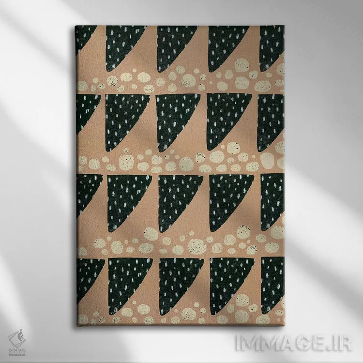 تابلو انتزاعی مثلث ها و سنگ های آیینی اثر لورا واتسون - نمای روبهرو روی دیوار